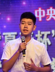 在欢呼的人群中