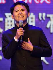 在欢呼的人群中